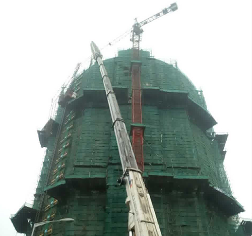 鼓楼吊车在工地上作业